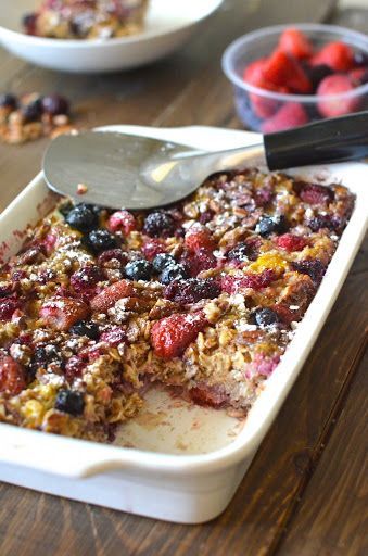 Schaal met gebakken havermout met roodfruit