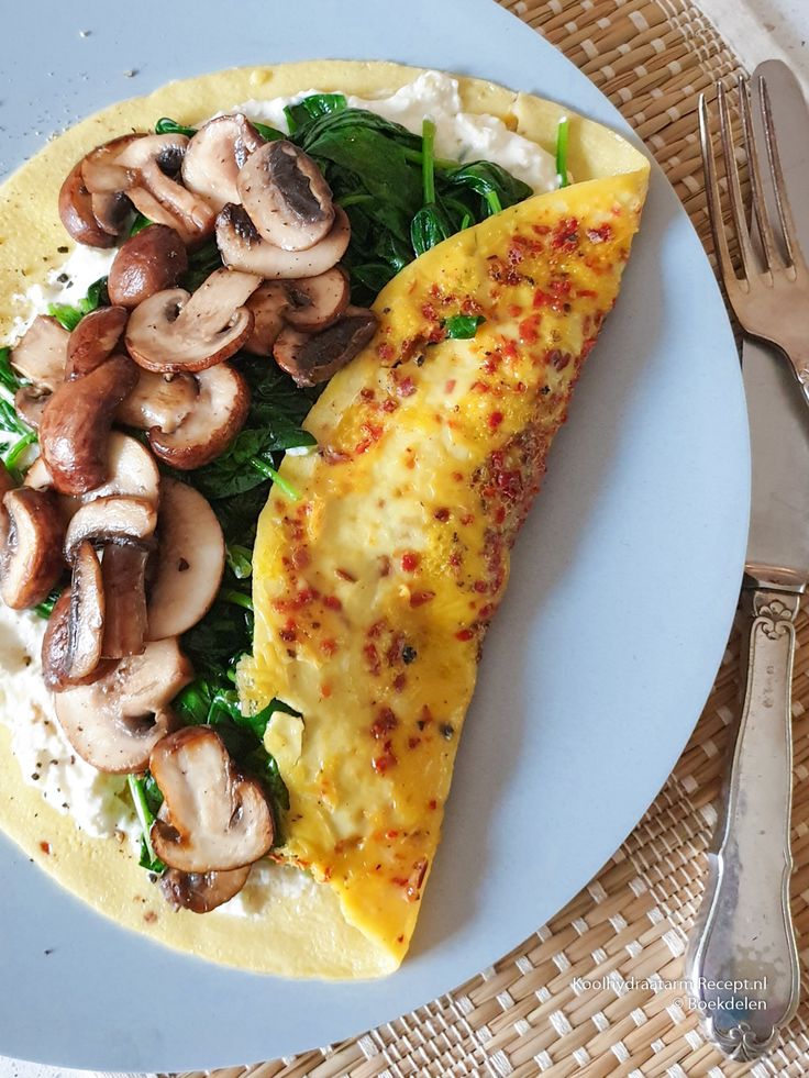 Eiwrap met spinazie en kastanje champignons